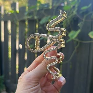 NWOT. Rhinestone Claw Clip